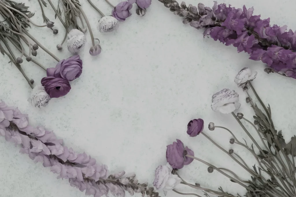 Composition florale élégante aux teintes violettes sur fond clair.