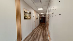 Couloir moderne et lumineux d'une chambre funéraire à Estaires.